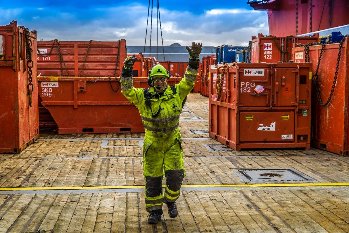 Matros i arbeid på dekk